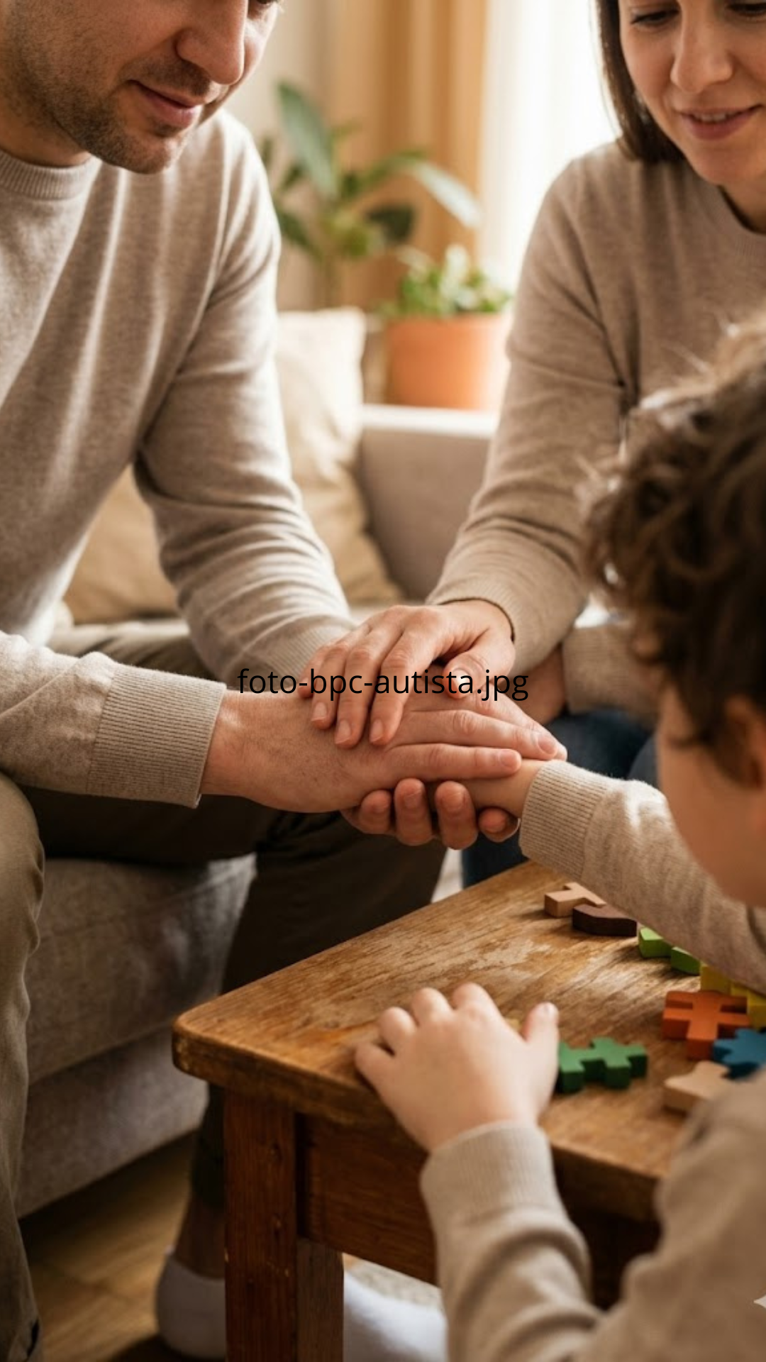 Família apoiando criança com autismo